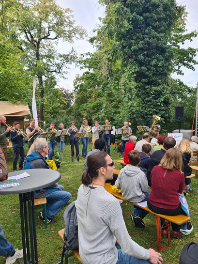 Posaunenchor mit Zuhörern