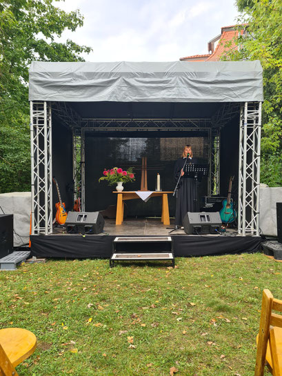 ...an dem Pfarrerin Anne Simon den Gottesdienst hält.