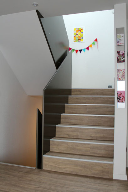Treppentritte aufgeklebt - Bodenbelag mit Alu-Kantenschutz