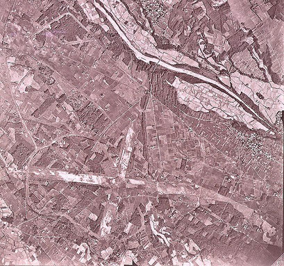 アメリカ軍が１９４７年９月に撮影した航空写真。飛行場の滑走路や誘導路、掩体の跡がわかります。