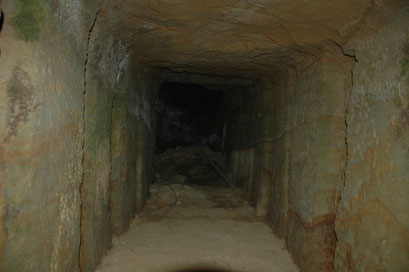 地下壕の内部。入り口付近の崩落が進む。