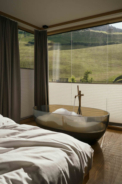 Schlafzimmer mit freistehender Badewanne im Nesslerhof in Grossarl