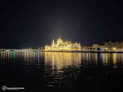 Das beleuchtete ungarische Parlament