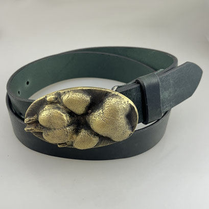 Gürtelschnalle, gefertigt nach dem Pfotenabdruck des geliebten Hundes. Gefertigt im Sandgussverfahren (Handarbeit) aus massivem Messing. Kombiniert mit einem dunkelgrünen Voll-Rind-Ledergürtel. - schnallenkunst
