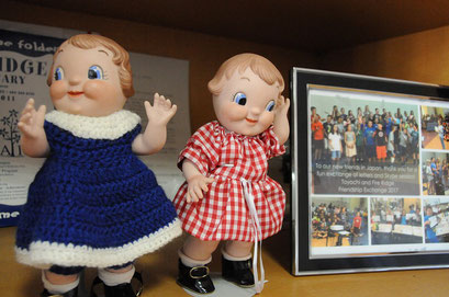 デボラさん（ファイアリッジ小学校との交流で通訳をされた方）のお母さんに頂いた人形。「リンダ」（左）と「デボラ」（右）