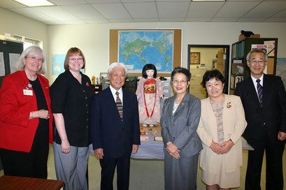 左よりグリュー館長、スーザン学芸員、竹林会長、野呂副会長、山根幹事、滝澤事務局長