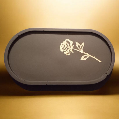 Protège-surfaces multi-usages noir et fleur dorée ovale (175 / 90 mm) - 11€