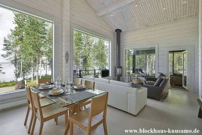 Helles Wohnzimmer im Blockhaus  -  © Blockhaus Kuusamo   