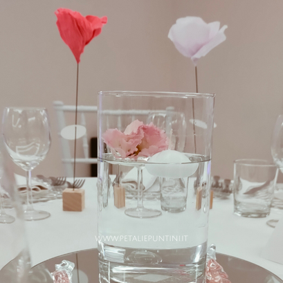 segnaposto fiori in carta crespa mini papaveri allestimento18 compleanno con fiori 
