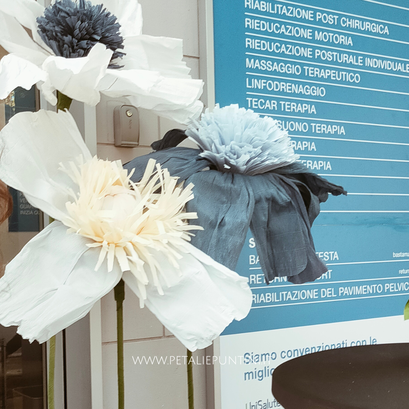 inaugurazione centro rihabilita aprilia con fiori giganti e palloncini