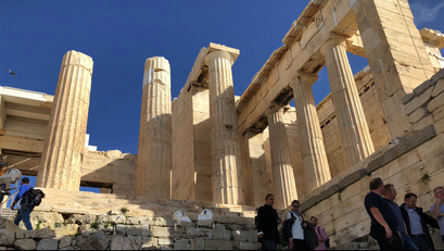 Athen '17 | Die Propyläen bilden den monumentalen und repräsentativen Torbau zum heiligen Bezirk der Akropolis | Zwischen 437 und 432 v. Chr. errichtet.