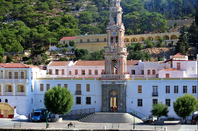Rhodos '13 | Symi, «Kloster Panormitis»: Mit all seinen Nebengebäuden wirkt es wie der Ausschnitt einer richtigen Stadt; denn das Kloster ist von mehrstöckigen Gästetrakten umgeben.