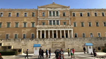 Athen '17 | Altes Schloss - heute Parlament. Mit dem «Grabmal des unbekannten Soldaten» durch «Evzonen», Mitglieder der Präsidentengarde in traditioneller Tracht bewacht.