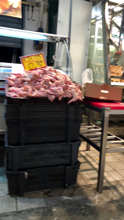 Athen '17 | «Central Market». Athens berühmter Fleisch- und Fischmarkt. Manchmal für uns ungewohnte «Produktpräsentationen».