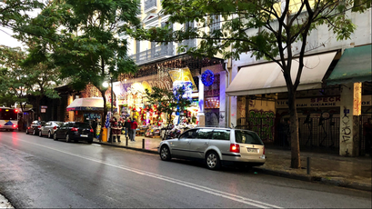Athen '17 | Weihnächtlicher «Krims-Krams»-Laden an einer Seitenstrasse hinter dem Hotel.