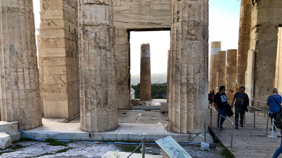 Athen '17 | Die Propyläen bilden den monumentalen und repräsentativen Torbau zum heiligen Bezirk der Akropolis | Zwischen 437 und 432 v. Chr. errichtet