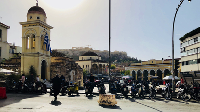 Athen '17 | «Monastiraki Square» mit der «Church of the Pantanassa»: «Welten stehen sich gegenüber».