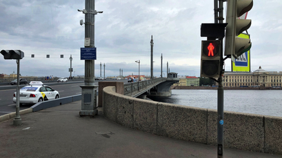 2018 | St. Petersburg | Stadtrundfahrt | Schnappschuss durch's Busfenster | Brücke über die Newa.