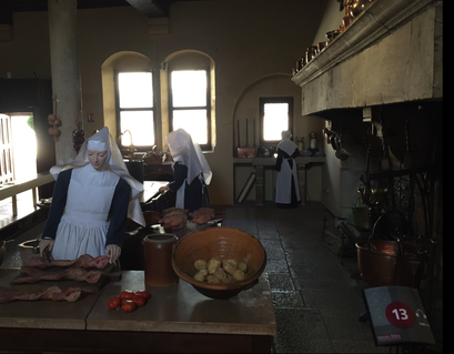 2015 | Fahrradtour «Burgund», Beaune: Innenhof des «Hospices de Beaune», «Musée de l'Hôtel-Dieu». Die Küche «anno dazumal».