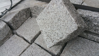 pave granit gris bouchardé 10x10x5