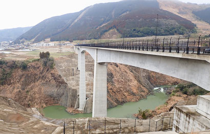 新阿蘇大橋と数鹿流崩れ（右奥）．橋下を流れる黒川が濁っているのは，すぐ先で合流する白川に設けられた立野ダムの試験湛水のため．　この景色を常態化させないための流水型ダムです．