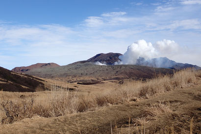 噴煙の上がる中岳（阿蘇山）．噴火警戒レベル２ですので，火口には近寄れません（2024年2月2日時点）．