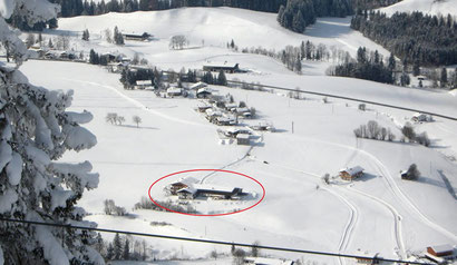 Blick auf den winterlichen Hof aus der Gondelbahn Hochkössen