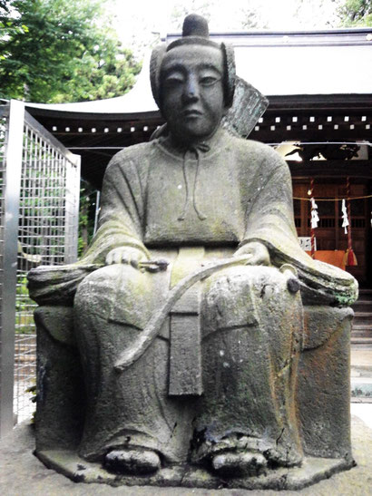 向かって左 壮年の隋神像