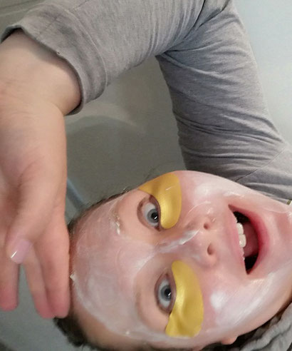 12 von 12: Julia Georgi mit Gesichtsmaske