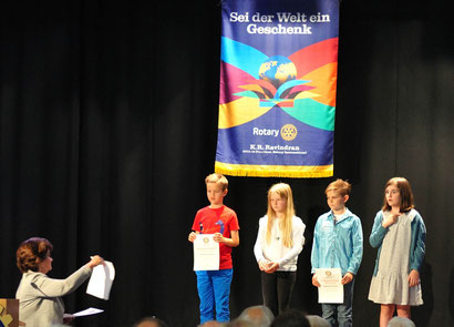 "Was, ich??" Marija kann es im ersten Moment gar nicht fassen, dass sie es geschafft hat: Sie ist die Finalsiegerin des Rotary-Vorlesewettbewerbs Bayern! Die Organisatorin des Wettbewerbs, Marianne Hesseln, überreicht ihr die Urkunde.