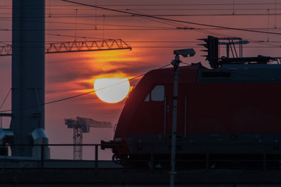 Aufgehende Sonne mit Eisenbahn