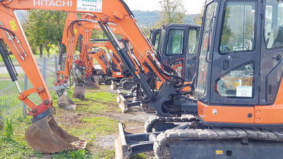 Verschiedene Bagger in einer Reihe von der Seite fotografiert