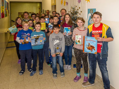 Die Schüler und Schülerinnen mit ihren Buchpreisen 2014