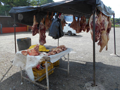 Fleisch wird an Straßenständen verkauft