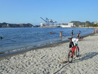 Strand gleich neben dem Containerhafen