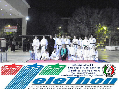 16.12.2011 Reggio Calabria .  In qualche modo, anche noi abbiamo dato il nostro contributo per Telethon. Dimostrazione riuscita grazie a tutti gli allievi che hanno partecipato attivamente o anche come spettatori.