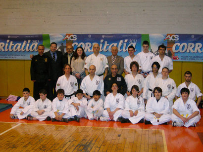 Foto di gruppo alla corritalia 20.03.2011 alla presenza di: Presidente AICS Arturo Anastasi, Dott. Pietro Marino presidente Regionale UNICEF e Presidente CONI Provinciale Prof. Filocamo.