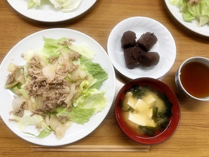 レタスたっぷりの豚丼、お豆腐のみそ汁、ひんやりチョコバナナ