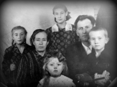 Familie Schütz (ohne den zwei ältesten Geschwister und der zweijährigen Erna). Das Mädchen vorne bin ich im Alter von fünf Jahren.