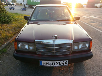 Mercedes W201 mit Überspannungsrelais auf der Motorhaube