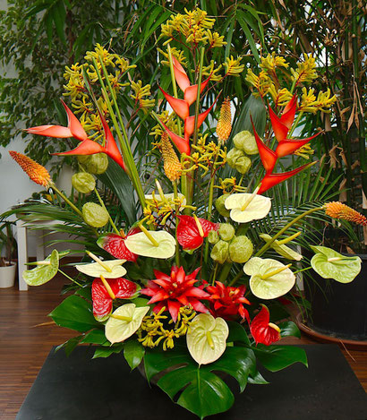 Opulentes Exoten - Gesteck mit Heliconien und Anthurien
