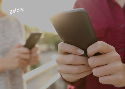 スマホでSNSを見ていると自分の悪口を書かれていてショックを受ける少女の手