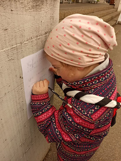 Die Kinder freuen sich über die Abwechslung draussen. Bild: Katrin Oberholzer