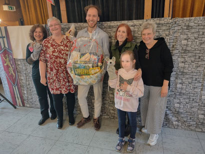 Der Gewinner des Präsentkorbs freut sich mit den Puppenspölers (Foto mit freundlicher Genehmigung)