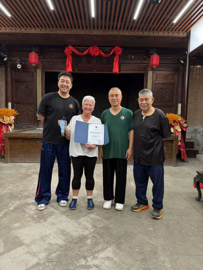 Von rechts: Shifu Shen Xijing, Li Zhoungse, ich mit Urkunde und Auszeichnung, Shen Rui