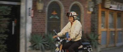 ▲バイクに乗った松山エータローが颯爽と登場（画像①）
