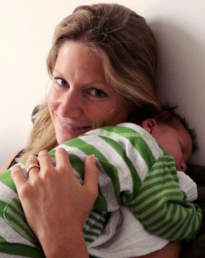 Zufriedenes Baby nach Stillen