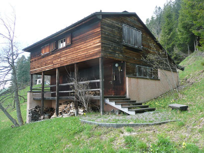 Auf einer Wiese auf Rigi Kaltbad steht das hölzerne Ferienhaus Gisel.