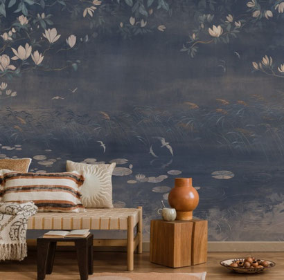 Ambiances apaisante avec cette déco murale en parfaite harmonie avec le bois clair du mobilier, pour une décoration de style Japandi.