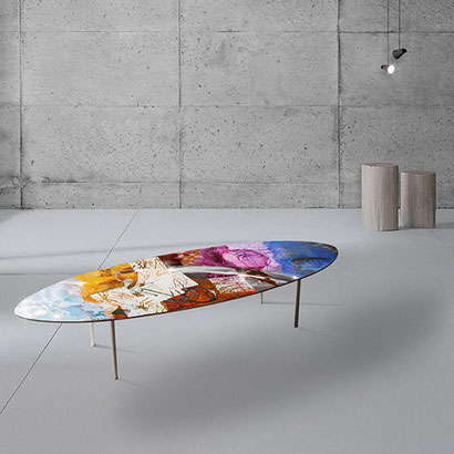 SUSSURRI coffee table di Robert Hromec, vista dall'alto su superficie in alluminio lavorato